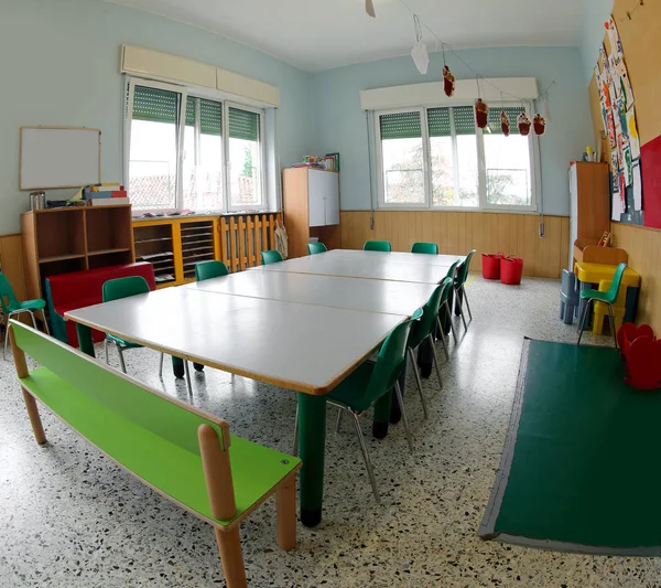 没有孩子的幼儿园课程的椅子和桌子 — 图库照片