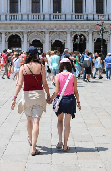 Young mother and her daughter walking on the Saint Mark Square i — Stock Photo, Image