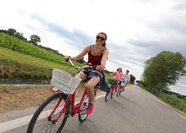 Eğimli horizont inten ile bisiklet ailesi ile genç anne
