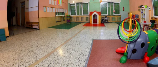 Jogos infantis coloridos em um salão — Fotografia de Stock