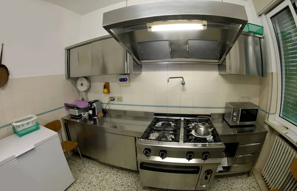 Industriële keuken met meubilair en stalen kachel om voedsel te koken — Stockfoto