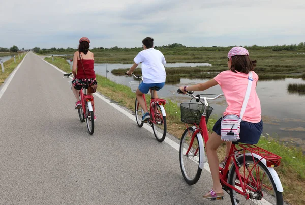 Mère avec son fils et sa fille lors d'une visite à vélo — Photo