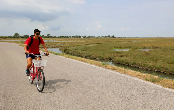 Jeune garçon avec vélo rouge — Photo
