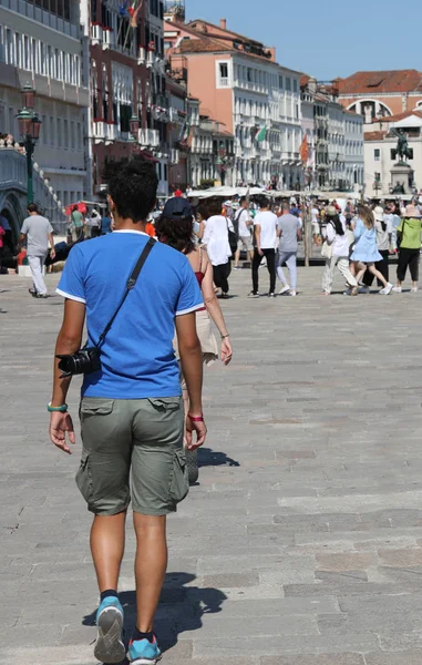 Genç turist Venedik'te yürüyor — Stok fotoğraf