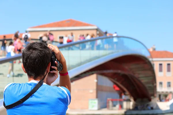 Młody chłopiec fotografie nowoczesny most zwany Ponte della Costi — Zdjęcie stockowe