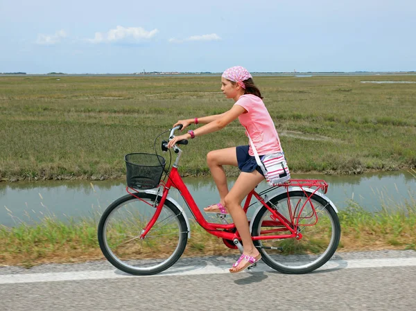 Linda niña con bandana en la bicicleta — Foto de Stock