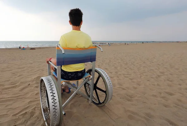 여름에 해변에서 어린 소년과 휠체어 — 스톡 사진