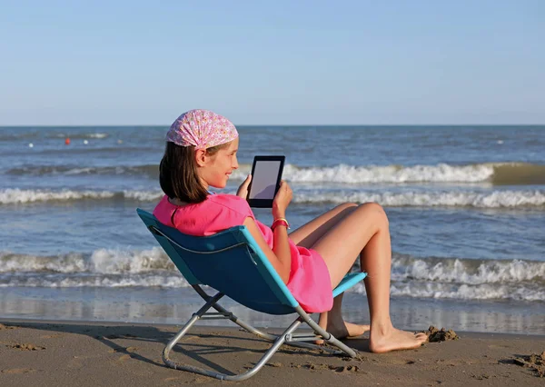Νεαρό κορίτσι με το σύγχρονο ηλεκτρονικό βιβλίο — Φωτογραφία Αρχείου