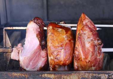 pazarda standında pişmiş jambon