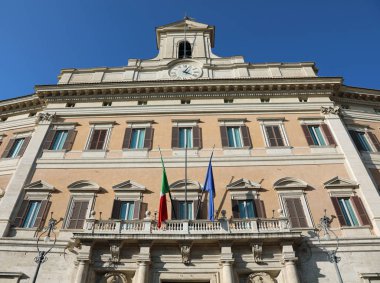 Bayraklı ve insansız İtalyan parlamentosu