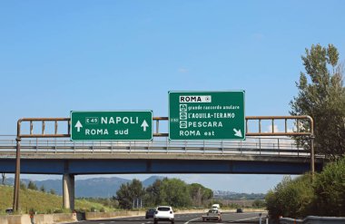 otoyolda İtalyan yol işareti