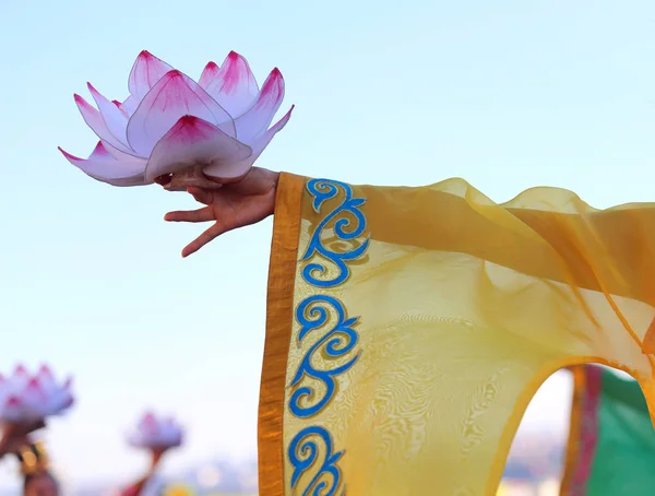 Lotus bloem tijdens een dans — Stockfoto