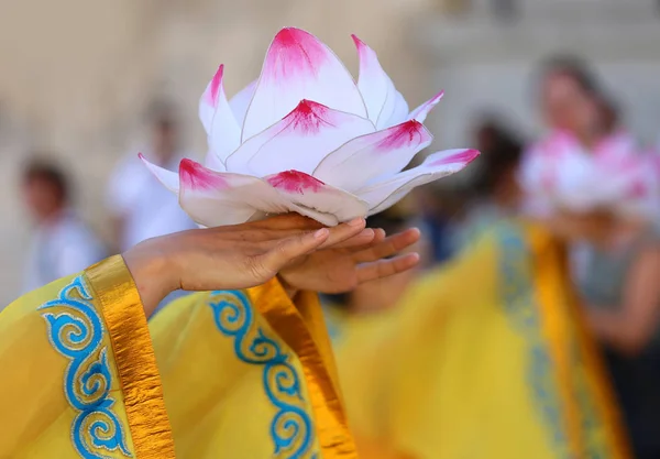 Цветок лотоса на руках девушки во время танца — стоковое фото