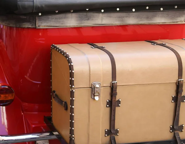 Vieille grosse valise d'une voiture vintage — Photo