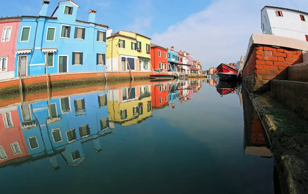 Maison colorée de l'île de Burano près de Venise en été — Photo