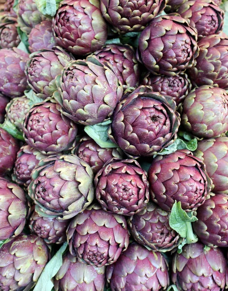 Groene artisjokken te koop op de groentemarkt in de winter — Stockfoto