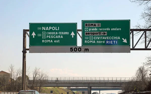 Sinal de estrada grande rodovia com instruções para chegar ao cit italiano — Fotografia de Stock