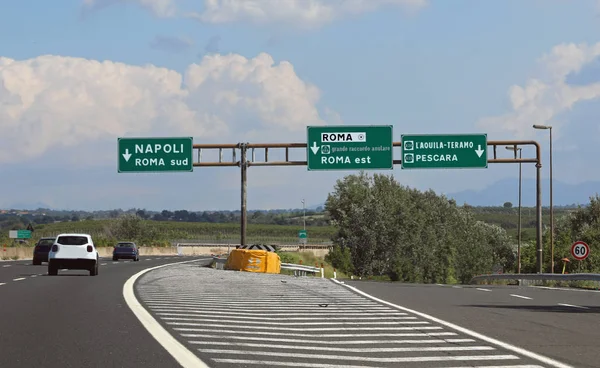 Señal de tráfico italiana en la autopista cerca de la ciudad de Roma y las flechas de — Foto de Stock