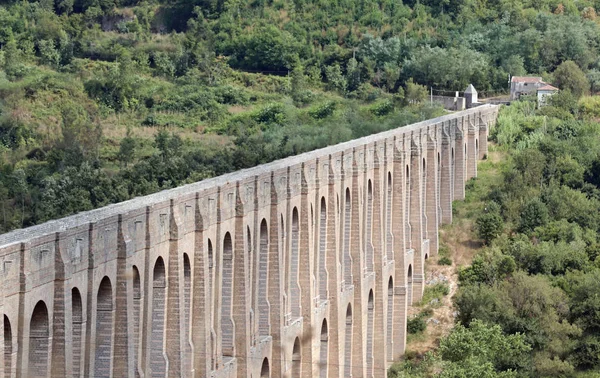 Vista de Caroline aqueduto também chamado Aqueduto de Vanvitelli nea — Fotografia de Stock