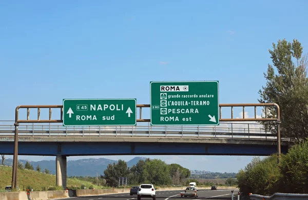 Olasz úttábla az autópályán — Stock Fotó