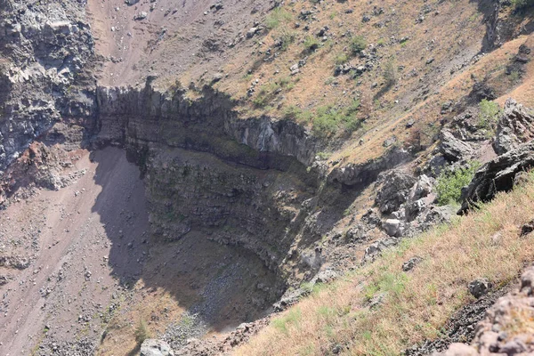 Внутри большого кратера вулкана Везувий в Италии — стоковое фото