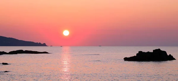 Fantástico atardecer en el mar — Foto de Stock