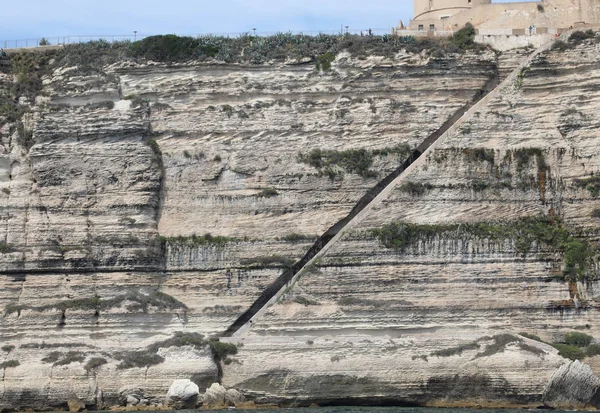 Acantilado de la ciudad de Bonifacio y la escalera del rey de Aragón en th — Foto de Stock