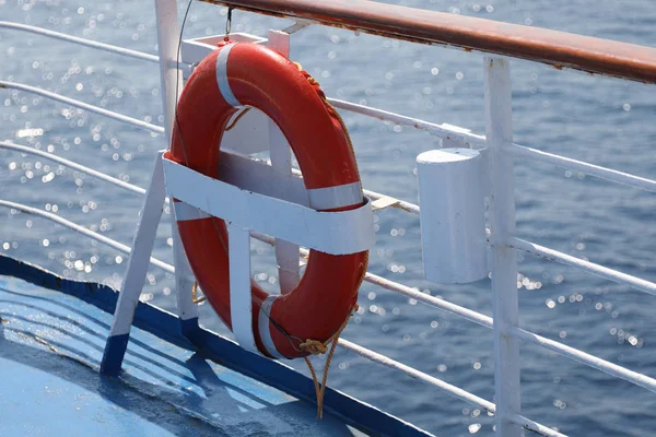 Boia salva-vidas vermelha no forro passeger — Fotografia de Stock