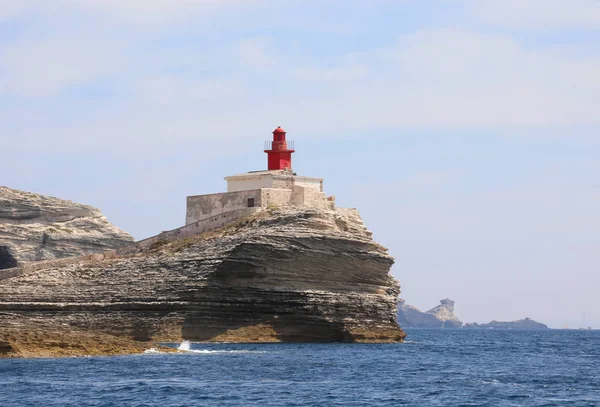 Pequeño antiguo faro rojo cerca de la ciudad de Bonifacio en Córcega en E — Foto de Stock