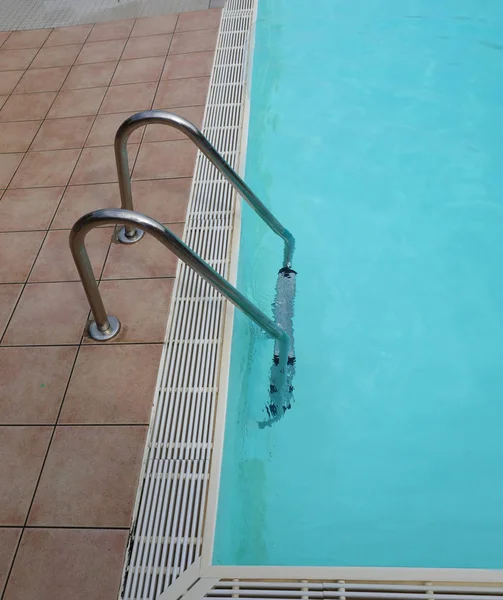 Schwimmbad und Trittleiter — Stockfoto