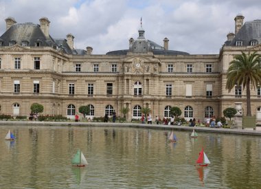 Paris, Fransa - 21 Ağustos 2018: Public Park ve Lüksemburg 