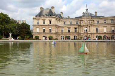 Paris, Fransa - 21 Ağustos 2018: Public Park ve Lüksemburg 