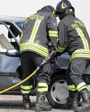 Roma, Rm, İtalya - 23 Mayıs 2019: Üniformalı ve te li itfaiyeciler
