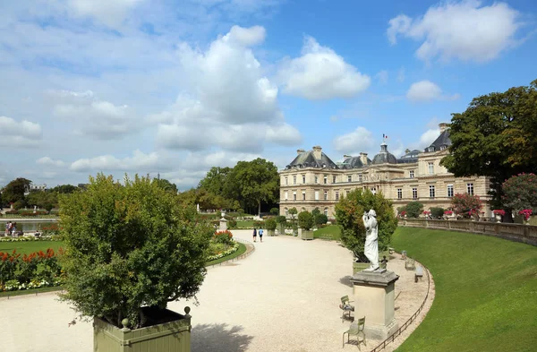 Parijs, Frankrijk-21 augustus 2018: openbaar park en het Luxemburgse — Stockfoto