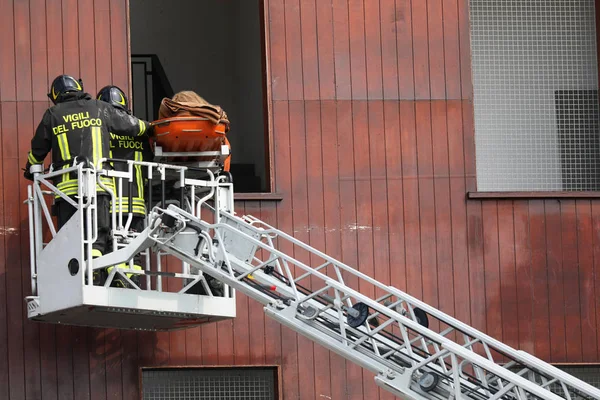 Рим, РМ, Италия - 23 мая 2019 года: пожарные в униформе и те — стоковое фото