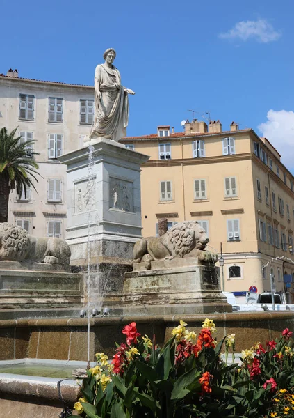 Ajaccio, 2A, França - 25 de agosto de 2019: Monumento com estátua de N — Fotografia de Stock
