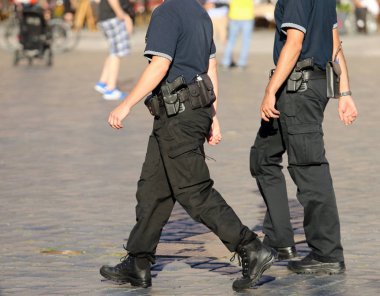 üniformalı polis ve silah şehirde devriye