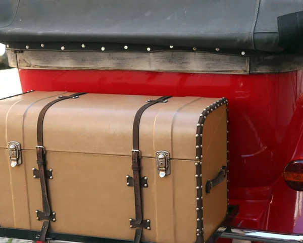 Vieille grosse valise et une voiture vintage rouge — Photo