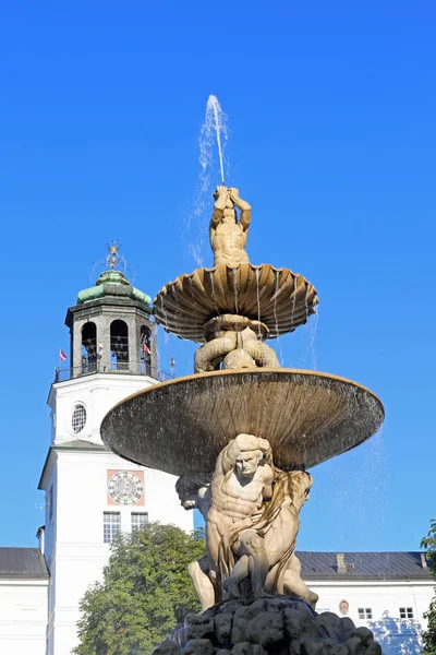 Forntida fontän i Salzsburg City i Österrike — Stockfoto