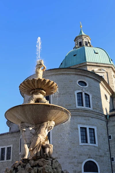 Fontän i Salzsburg kallas Residenzbrunner i österrikiska languag — Stockfoto