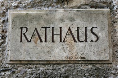 Almanca Metin Rathaus bu Belediye Binası anlamına gelir