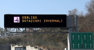 It kış ekipman yükümlülüğü anlamına gelir metin ile yol işareti