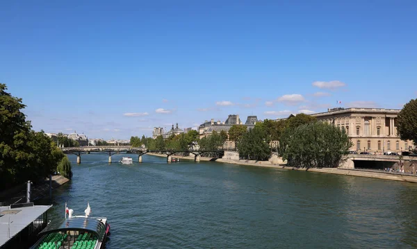 Panoramatický pohled na řeku Seine v Paříži ve Francii s některými b — Stock fotografie