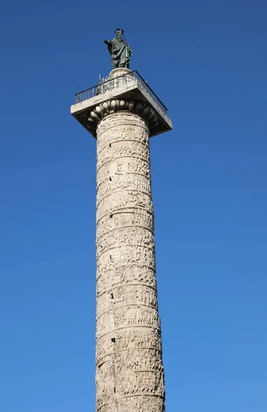 Coluna de Marco Aurélio e Estátua de São Paulo em Roma — Fotografia de Stock