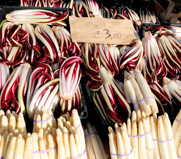 Red radicchio typical of northern Italy called RADICCHIO TARDIVO — Stock Photo, Image