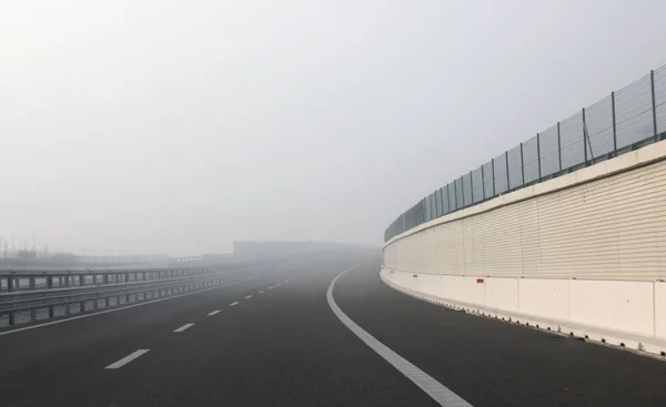 濃霧の砂漠高速道路の危険なカーブ — ストック写真