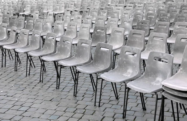 Cadeiras cinza criado em St. Peter Square para a missa Papa do — Fotografia de Stock