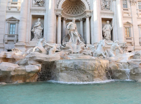 Famosa fuente llamada Fontana di TREVI en ROMA —  Fotos de Stock