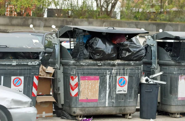 Basurero roto en la calle — Foto de Stock