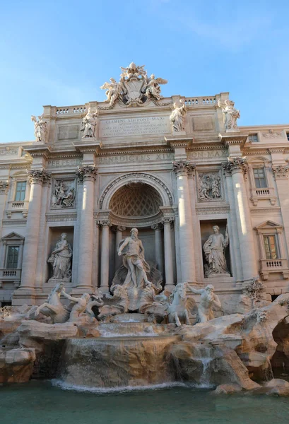 Fuente llamada FONTANA DI TREVI en Roma con luz del día —  Fotos de Stock